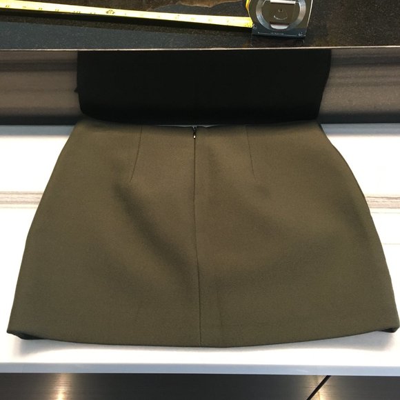 Zara (M) Dark Green Short Skirt with Front Detail and Hidden Pockets - Picture 6 of 7